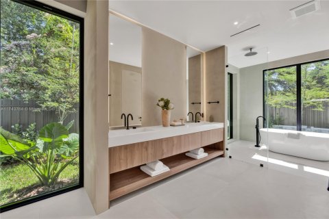 House in Biscayne Park, Florida 6 bedrooms, 451.6 sq.m. № 1728060 - photo 10