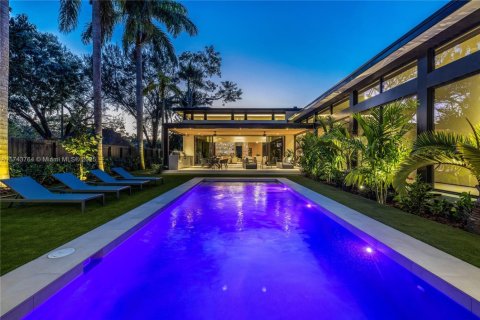 House in Biscayne Park, Florida 6 bedrooms, 451.6 sq.m. № 1728060 - photo 17