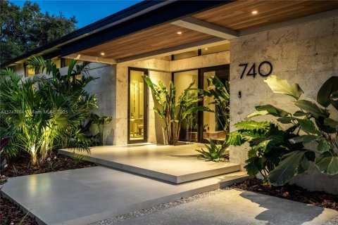 House in Biscayne Park, Florida 6 bedrooms, 451.6 sq.m. № 1728060 - photo 19