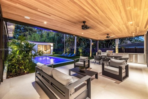 House in Biscayne Park, Florida 6 bedrooms, 451.6 sq.m. № 1728060 - photo 24