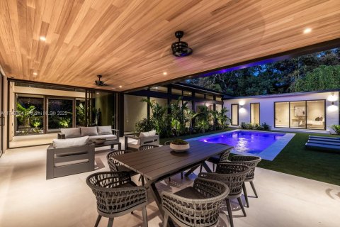 House in Biscayne Park, Florida 6 bedrooms, 451.6 sq.m. № 1728060 - photo 25