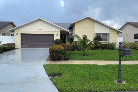 House in Boca Raton, Florida 4 bedrooms, 188.22 sq.m. № 1992522 - photo 1