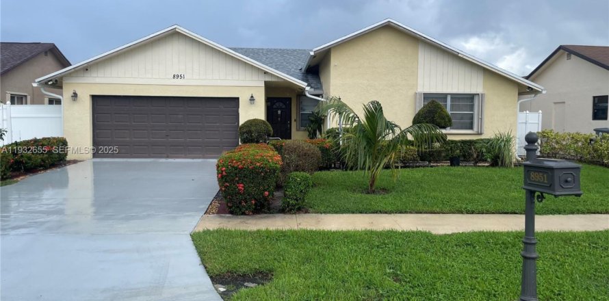 House in Boca Raton, Florida 4 bedrooms, 188.22 sq.m. № 1992522