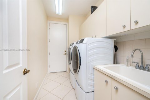 House in Pembroke Pines, Florida 5 bedrooms, 261.98 sq.m. № 1787257 - photo 28