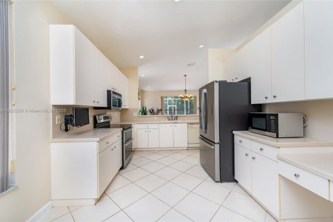 House in Pembroke Pines, Florida 5 bedrooms, 261.98 sq.m. № 1787257 - photo 12