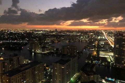 Condo in Hallandale Beach, Florida, 2 bedrooms  № 1865441 - photo 4