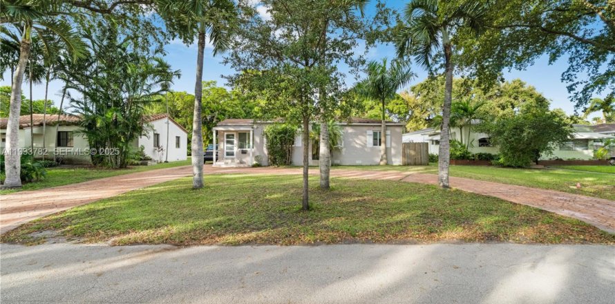 Villa ou maison à El Portal, Floride 3 chambres, 114.27 m2 № 1992126