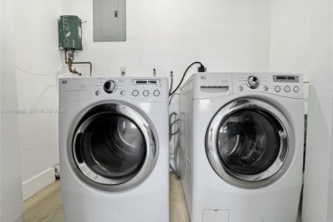 House in Hollywood, Florida 2 bedrooms, 94.76 sq.m. № 2000817 - photo 14