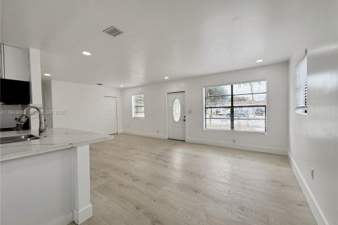 House in Hollywood, Florida 2 bedrooms, 94.76 sq.m. № 2000817 - photo 4