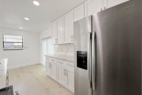 House in Hollywood, Florida 2 bedrooms, 94.76 sq.m. № 2000817 - photo 6