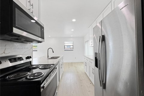 House in Hollywood, Florida 2 bedrooms, 94.76 sq.m. № 2000817 - photo 7