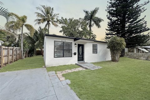 House in Hollywood, Florida 2 bedrooms, 94.76 sq.m. № 2000817 - photo 2