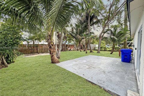 House in Hollywood, Florida 2 bedrooms, 94.76 sq.m. № 2000817 - photo 15