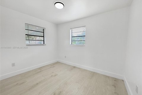 House in Hollywood, Florida 2 bedrooms, 94.76 sq.m. № 2000817 - photo 8