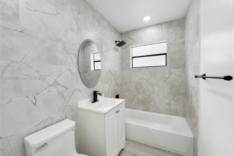 House in Hollywood, Florida 2 bedrooms, 94.76 sq.m. № 2000817 - photo 10