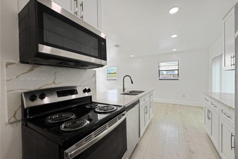 House in Hollywood, Florida 2 bedrooms, 94.76 sq.m. № 2000817 - photo 5