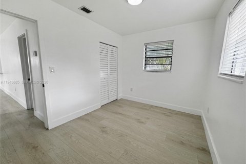 House in Hollywood, Florida 2 bedrooms, 94.76 sq.m. № 2000817 - photo 9