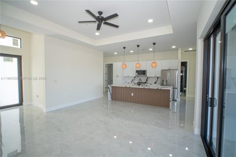 House in Lehigh Acres, Florida 4 bedrooms, 167.22 sq.m. № 2080722 - photo 8