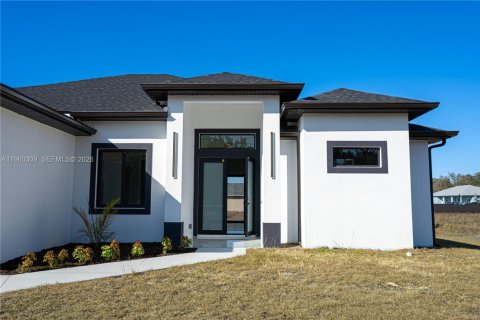 House in Lehigh Acres, Florida 4 bedrooms, 167.22 sq.m. № 2080722 - photo 2