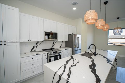 House in Lehigh Acres, Florida 4 bedrooms, 167.22 sq.m. № 2080722 - photo 6