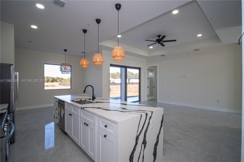 House in Lehigh Acres, Florida 4 bedrooms, 167.22 sq.m. № 2080722 - photo 11