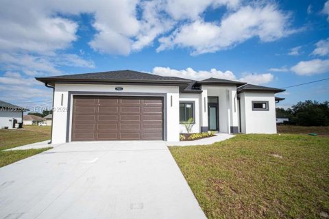House in Lehigh Acres, Florida 4 bedrooms, 167.22 sq.m. № 2080722