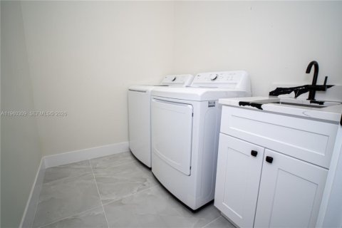House in Lehigh Acres, Florida 4 bedrooms, 167.22 sq.m. № 2080722 - photo 24