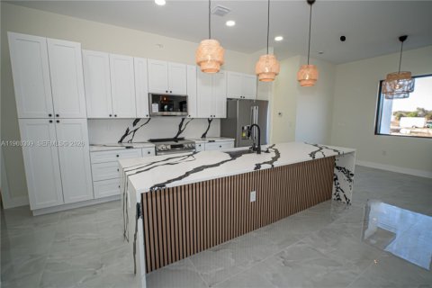 House in Lehigh Acres, Florida 4 bedrooms, 167.22 sq.m. № 2080722 - photo 7