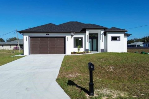 House in Lehigh Acres, Florida 4 bedrooms, 167.22 sq.m. № 2080722 - photo 3