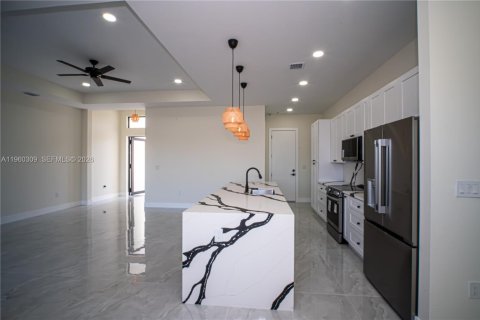 House in Lehigh Acres, Florida 4 bedrooms, 167.22 sq.m. № 2080722 - photo 9