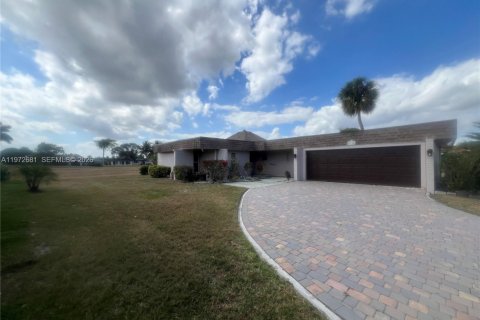 House in Tamarac, Florida 2 bedrooms, 149.57 sq.m. № 2032942