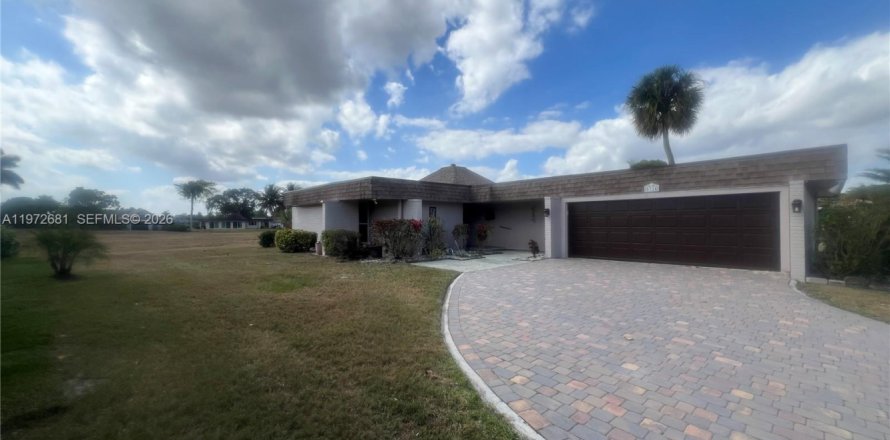 House in Tamarac, Florida 2 bedrooms, 149.57 sq.m. № 2032942