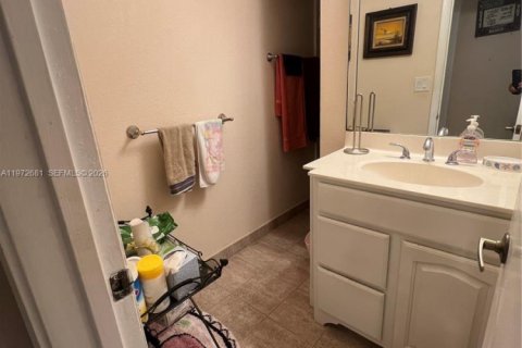 House in Tamarac, Florida 2 bedrooms, 149.57 sq.m. № 2032942 - photo 15