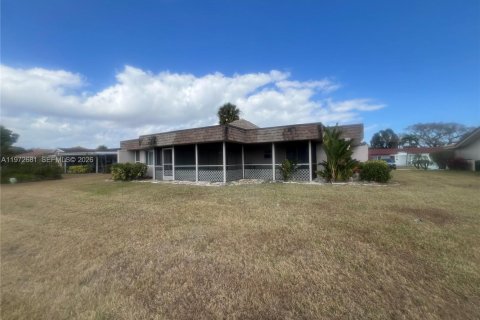 House in Tamarac, Florida 2 bedrooms, 149.57 sq.m. № 2032942 - photo 3