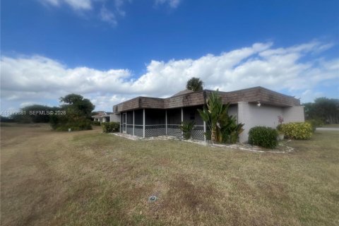 House in Tamarac, Florida 2 bedrooms, 149.57 sq.m. № 2032942 - photo 2