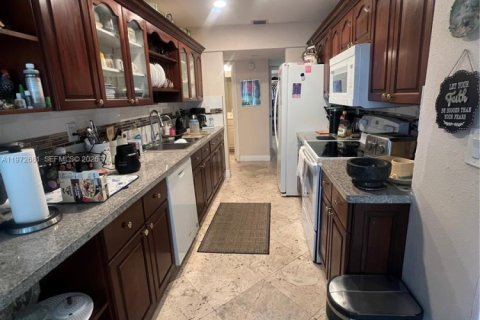 House in Tamarac, Florida 2 bedrooms, 149.57 sq.m. № 2032942 - photo 10