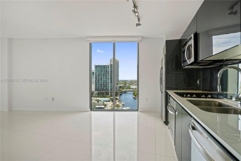Condo in Miami, Florida, 2 bedrooms  № 2065066 - photo 3