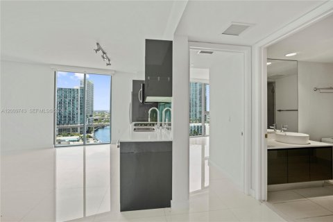 Condo in Miami, Florida, 2 bedrooms  № 2065066 - photo 17