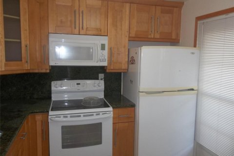 Condo in Hallandale Beach, Florida, 1 bedroom  № 2402441 - photo 2