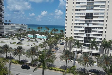 Condo in Hallandale Beach, Florida, 1 bedroom  № 2402441