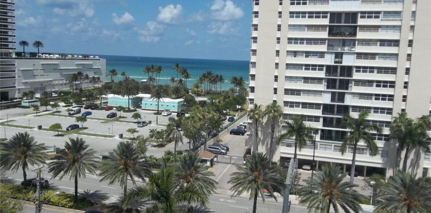 Condo in Hallandale Beach, Florida, 1 bedroom  № 2402441