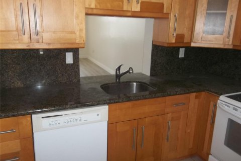Condo in Hallandale Beach, Florida, 1 bedroom  № 2402441 - photo 3