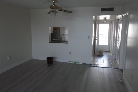 Condo in Hallandale Beach, Florida, 1 bedroom  № 2402441 - photo 4