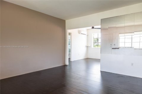 Casa en alquiler en Miami Beach, Florida, 1 dormitorio, 515.51 m2 № 2018727 - foto 4