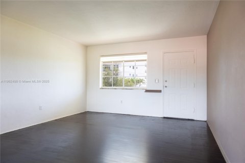 Casa en alquiler en Miami Beach, Florida, 1 dormitorio, 515.51 m2 № 2018727 - foto 5