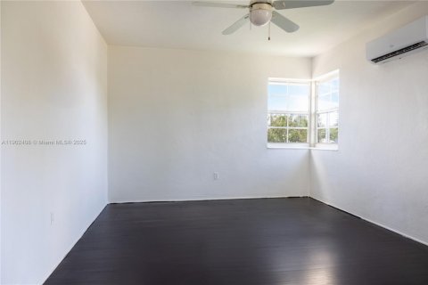 Casa en alquiler en Miami Beach, Florida, 1 dormitorio, 515.51 m2 № 2018727 - foto 9