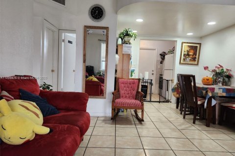 Commercial property in Miami, Florida 316.24 sq.m. № 1959084 - photo 4