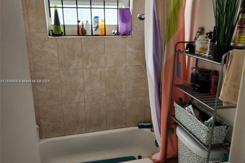 Commercial property in Miami, Florida 316.24 sq.m. № 1959084 - photo 5