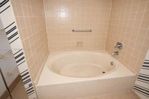 Condominio en venta en Miami Gardens, Florida, 2 dormitorios, 104.24 m2 № 2005042 - foto 12