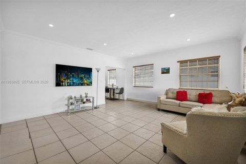 House in Miami, Florida 5 bedrooms, 205.04 sq.m. № 2029978 - photo 5